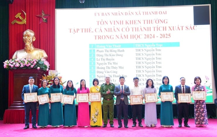 Xã Thanh Oai: Tri ân, tôn vinh nhà giáo tiêu biểu- Ảnh 4.