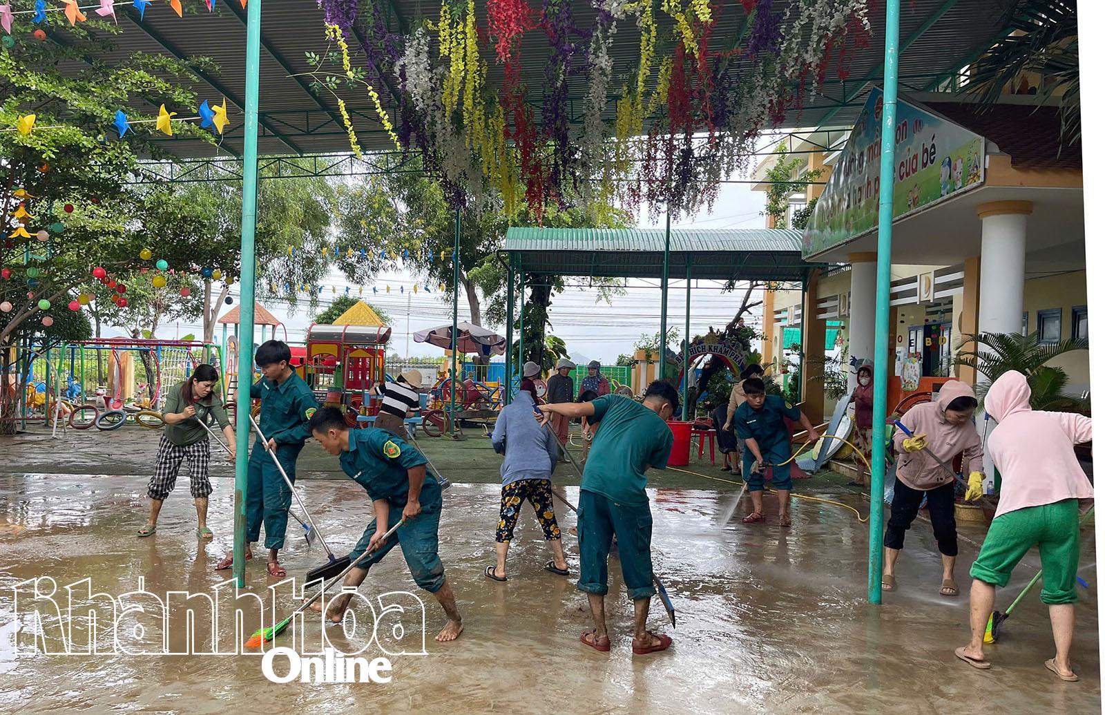 មន្ត្រី លោកគ្រូ អ្នកគ្រូ និងកងកម្លាំងជីវពល បានរៀបចំសម្អាតភក់នៅសាលាមត្តេយ្យ Cam Thinh Dong។