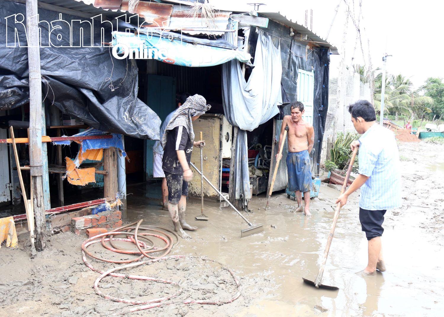ប្រជាជនរស់នៅក្រុមទី១៨ ភូមិ Dong Hai សម្អាតផ្ទះ និងផ្លូវថ្នល់បន្ទាប់ពីទឹកជំនន់។
