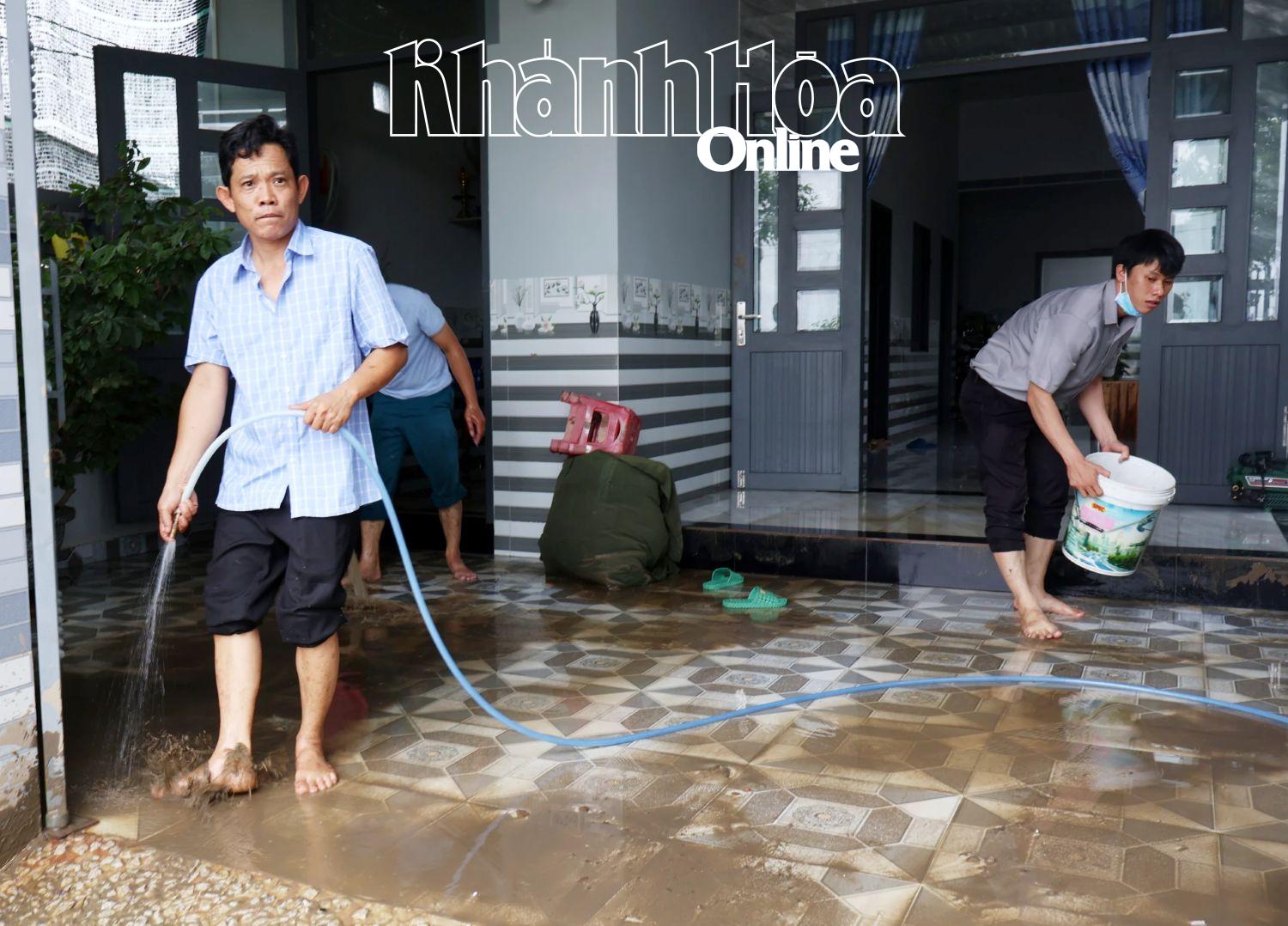 ប្រជាជនរស់នៅក្រុមទី១៨ វួដ Dong Hai សម្អាតផ្ទះរបស់ពួកគេបន្ទាប់ពីទឹកជំនន់។