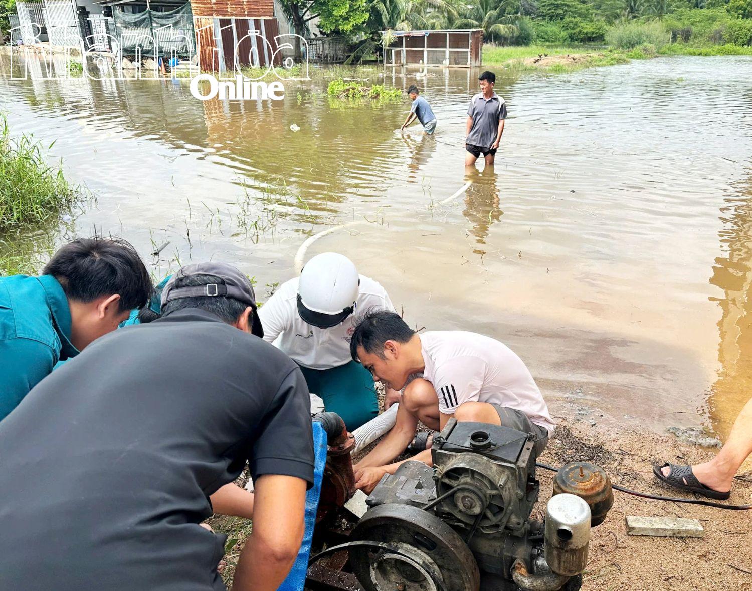 Dong Hai Ward បូមទឹកដើម្បីការពារការជន់លិចនៅតំបន់លំនៅដ្ឋាន។