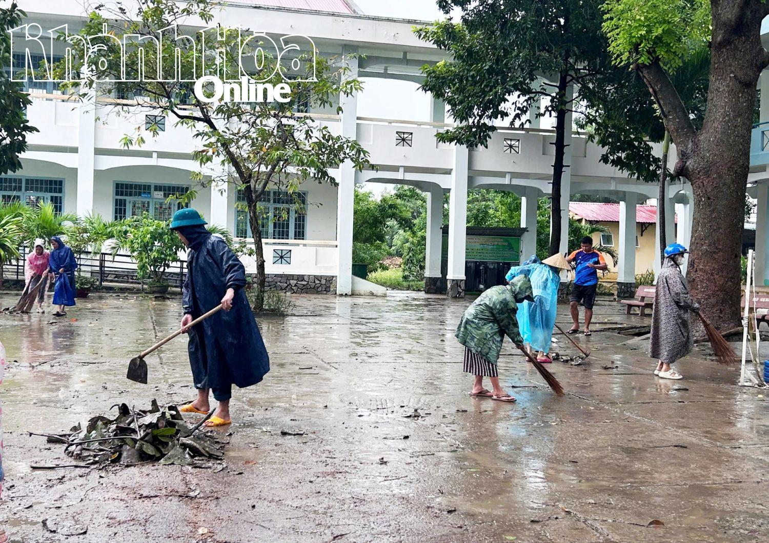 កងកម្លាំងឃុំ Phuoc Hau សម្អាតសាលាបឋមសិក្សា Ninh Quy បន្ទាប់ពីទឹកជំនន់។
