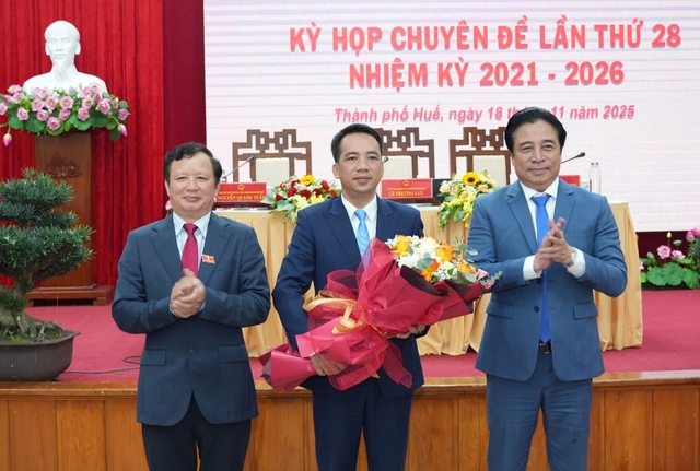 Ông Nguyễn Khắc Toàn được bầu giữ chức Chủ tịch UBND TP.Huế - Ảnh 3.