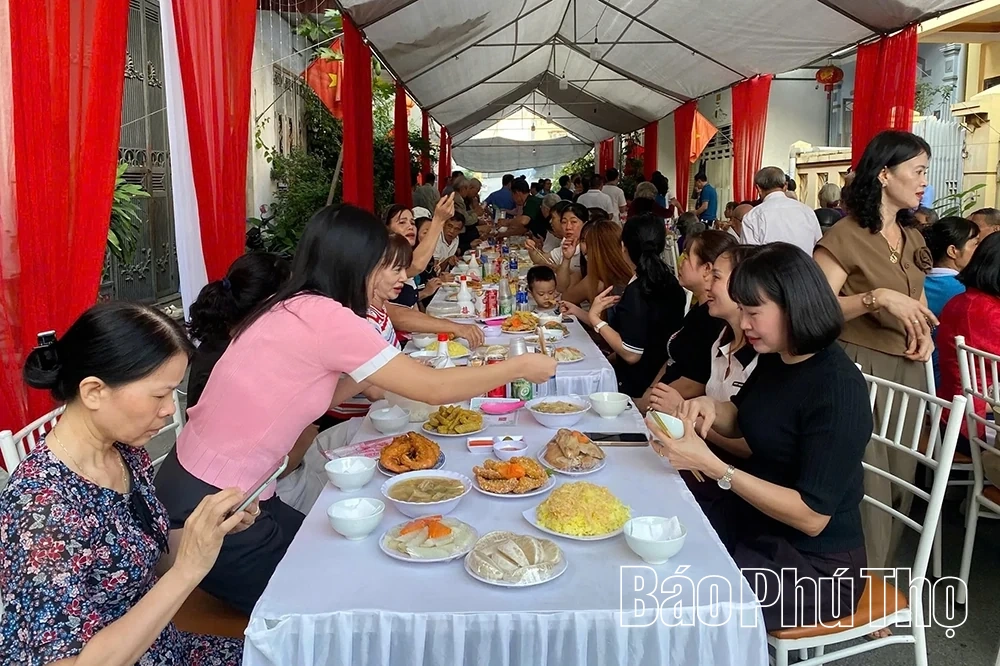 Ấm áp “Bữa cơm đại đoàn kết”