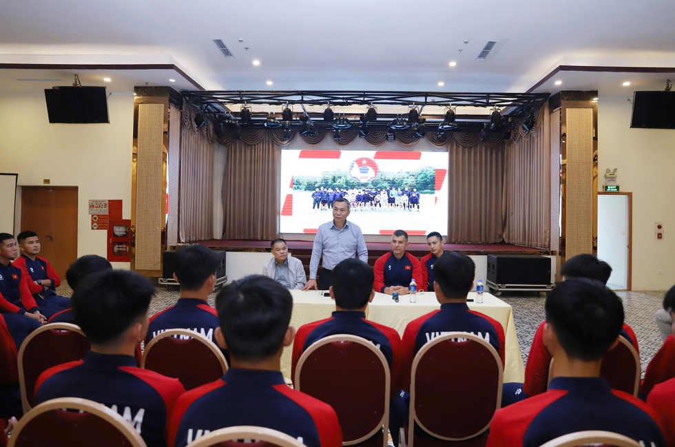 VFF-Präsident Tran Quoc Tuan übertrug der U-17 Vietnam eine wichtige Aufgabe in der Hoffnung, ein Ticket nach Asien zu erhalten - Foto 1. Chủ tịch VFF Trần Quốc Tuấn giao nhiệm vụ quan trọng cho U.17 Việt Nam, mong có vé châu Á- Ảnh 1.