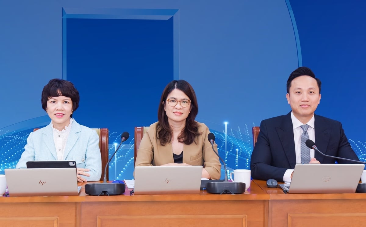 Thành viên HĐQT Phạm Thị Thanh Hoài chủ trì (giữa) Hội nghị cập nhật kết quả kinh doanh quý 3/2025 của VietinBank. Ảnh: CTG.