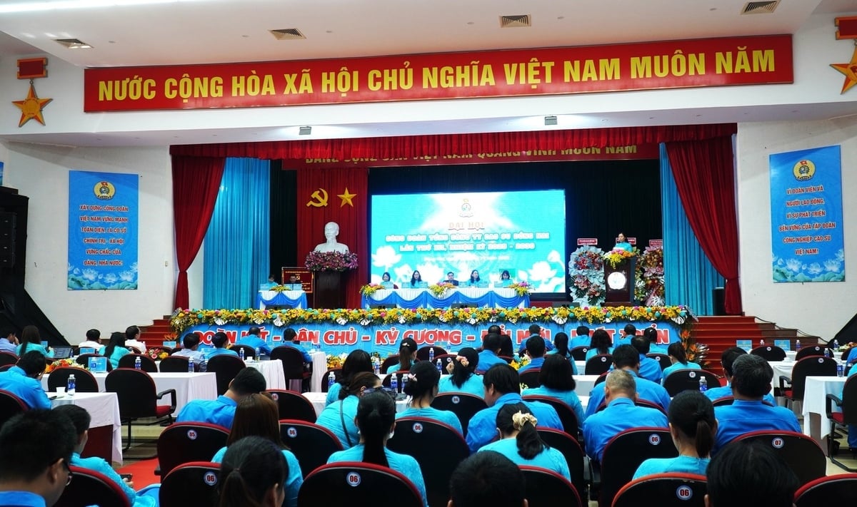 Đại hội Công đoàn Tổng công ty Cao su Đồng Nai lần thứ XII thông qua chương trình làm việc và các nội dung trọng tâm nhiệm kỳ 2025 - 2030. Ảnh: Trần Phi.