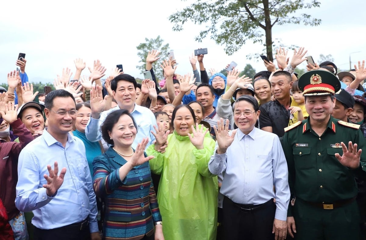 Chủ tịch nước Lương Cường chụp ảnh lưu niệm cùng người dân. Ảnh: Lan Anh.