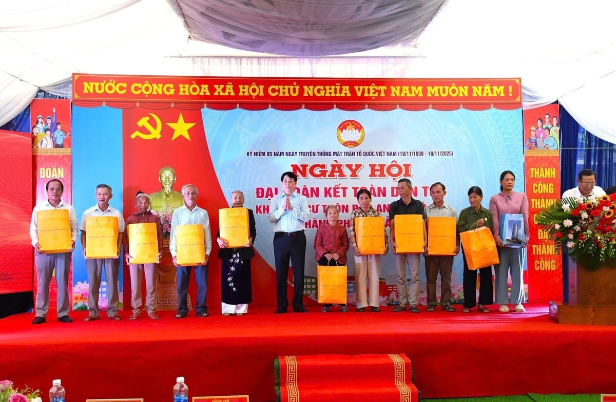 Chủ tịch nước Lương Cường tặng quà 17 thôn và các gia đình chính sách, hộ nghèo, cận nghèo bị thiệt hại do mưa lũ tại thôn Bảo An, xã Gò Nổi, Đà Nẵng. Ảnh: Lan Anh.
