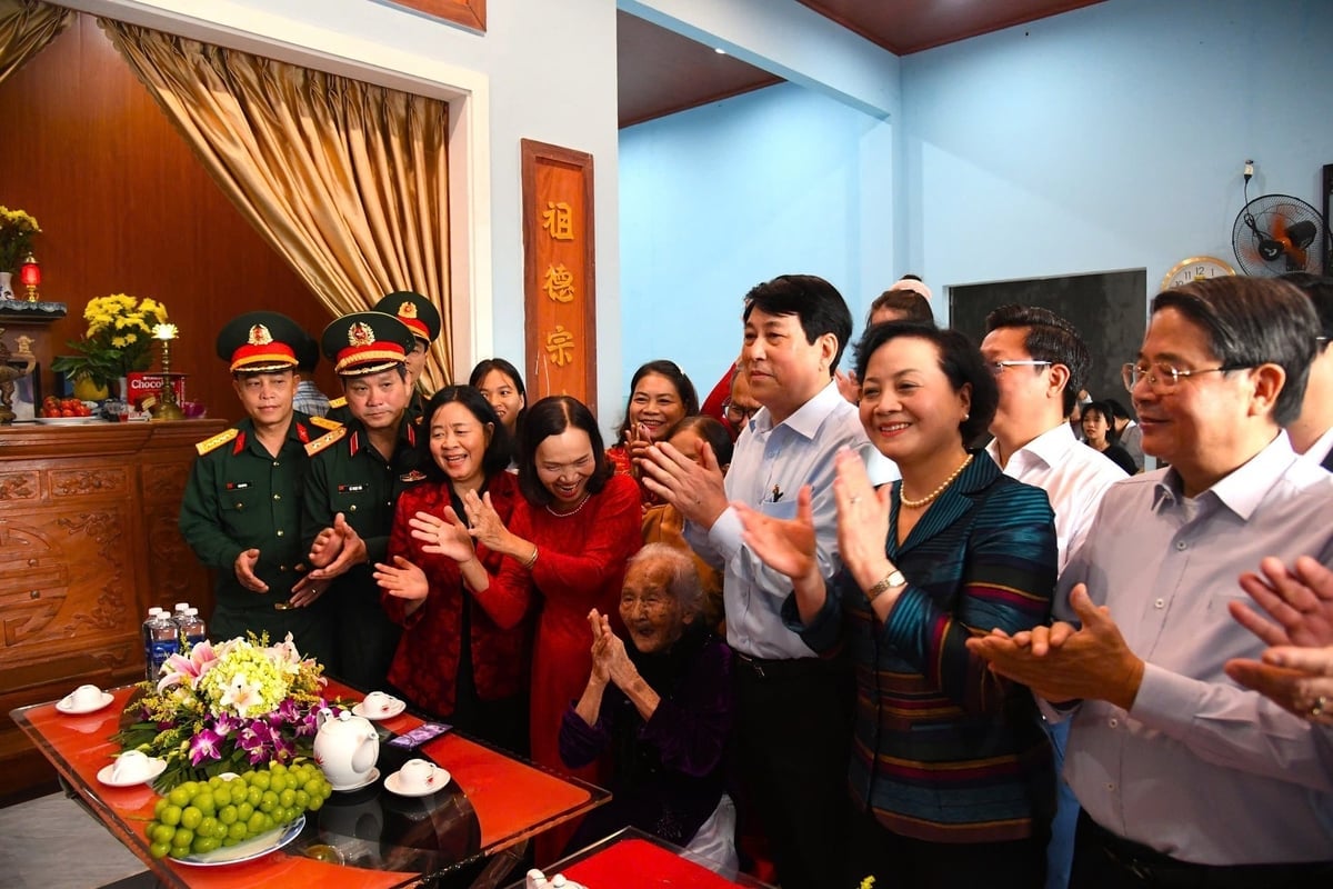 Chủ tịch nước Lương Cường và đoàn công tác thăm Mẹ Việt Nam anh hùng Phan Thị Ngôn tại thôn Bảo An. Ảnh: Lan Anh.