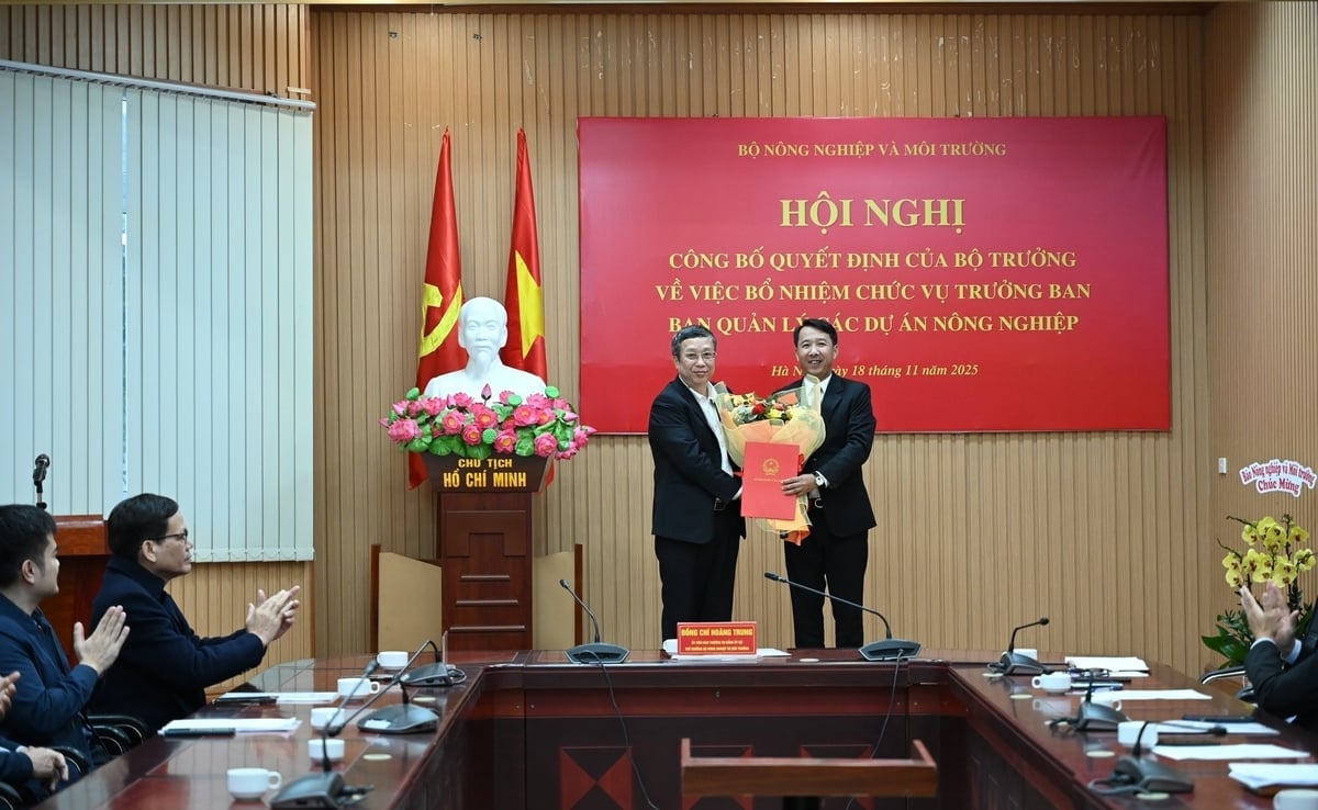 Thay mặt lãnh đạo Bộ Nông nghiệp và Môi trường, Thứ trưởng Hoàng Trung trao Quyết định bổ nhiệm mới cho Trưởng ban CPO nông nghiệp. Ảnh: Kiều Chi.