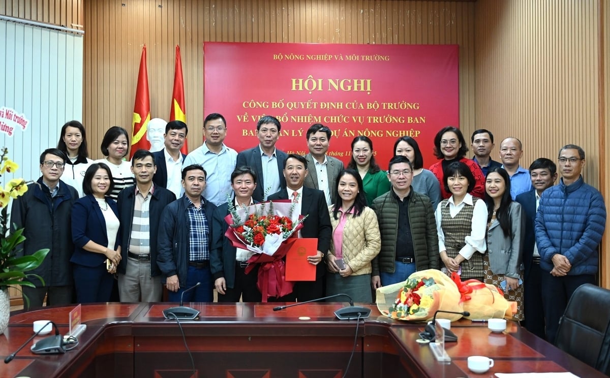 Các đại biểu tham dự Hội nghị và cán bộ Ban Quản lý chúc mừng và chụp ảnh lưu niệm cùng tân Trưởng Ban Tôn Thất Sơn Phong. Ảnh: Kiều Chi.