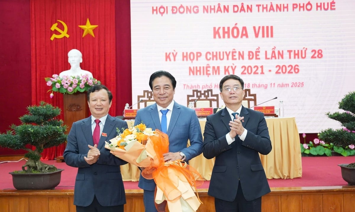 HĐND TP Huế bầu ông Nguyễn Khắc Toàn - Phó Bí thư Thành ủy Huế (nguyên Chủ tịch UBND tỉnh Khánh Hòa) giữ chức Chủ tịch UBND TP Huế nhiệm kỳ 2021 - 2026. Ảnh: Minh Phan.
