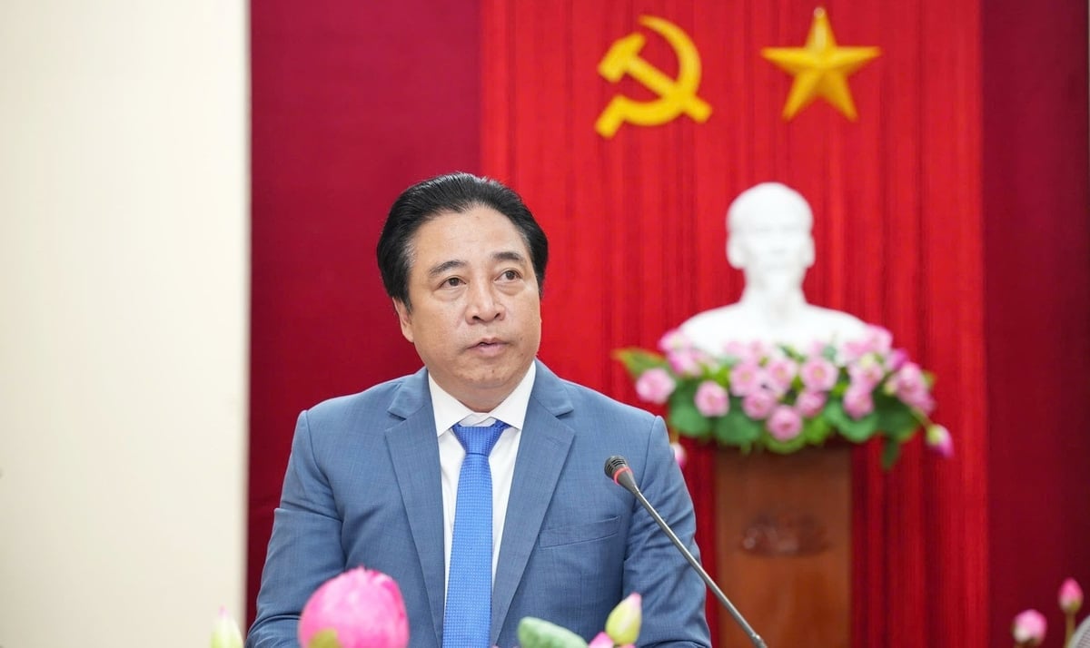 Tân Chủ tịch UBND TP Huế phát biểu sau khi nhận chức. Ảnh: Minh Phan.