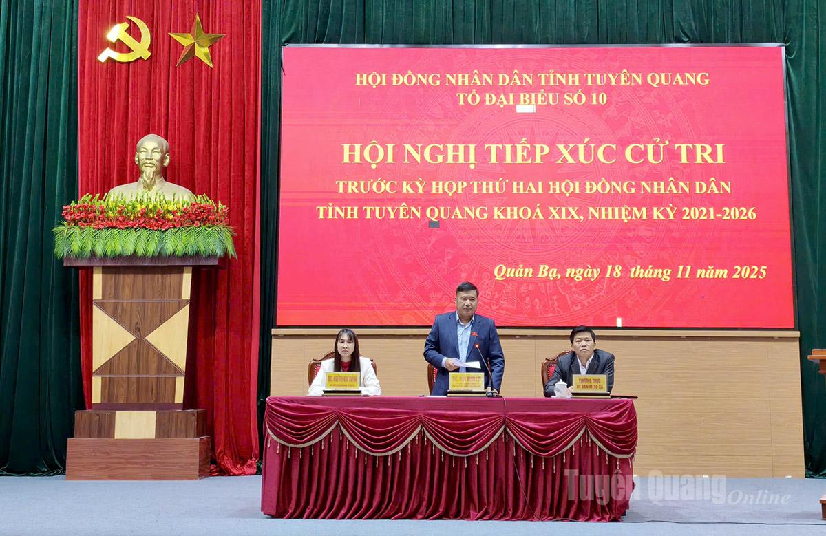 សមមិត្ត Hau Minh Loi សមាជិកគណៈកម្មាធិការបក្សខេត្ត អនុប្រធានអចិន្ត្រៃយ៍ក្រុមប្រឹក្សាប្រជាជនខេត្តបានឆ្លើយមតិអ្នកបោះឆ្នោត។