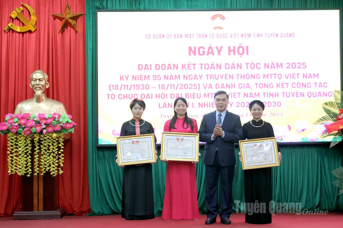 អនុលេខាគណៈកម្មាធិការបក្សខេត្ត ប្រធានគណៈកម្មាធិការរណសិរ្សមាតុភូមិវៀតណាម Ma The Hong បានប្រគល់ប័ណ្ណសរសើរដល់សមូហភាព។