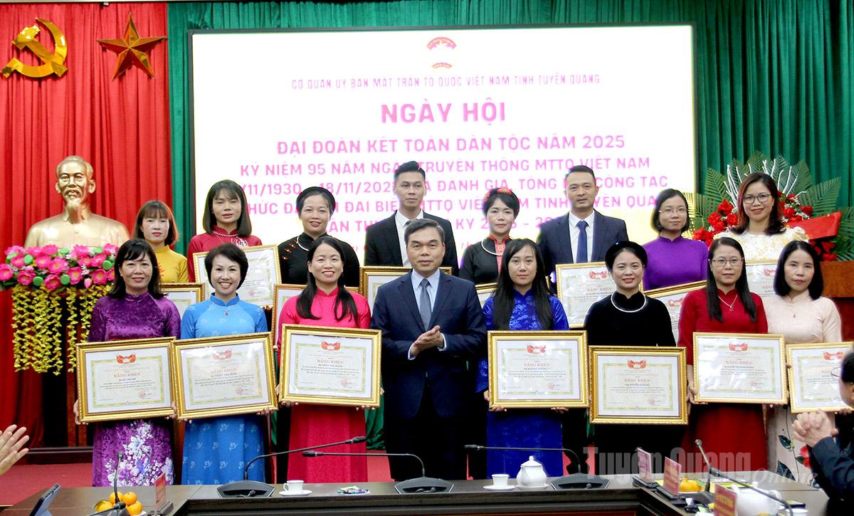 អនុប្រធានអចិន្ត្រៃយ៍គណៈកម្មាធិការរណសិរ្សមាតុភូមិវៀតណាមខេត្ត Ha Trung Kien ប្រគល់ប័ណ្ណសរសើរដល់បុគ្គល។