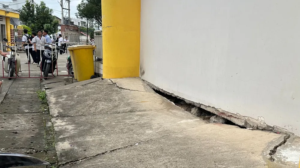 एन लैक वार्ड सांस्कृतिक-खेल केंद्र, जिसकी दीवार के आधार पर ज़मीन धंसने के कारण कई बड़ी दरारें दिखाई दे रही हैं। चित्र: थान हिएन