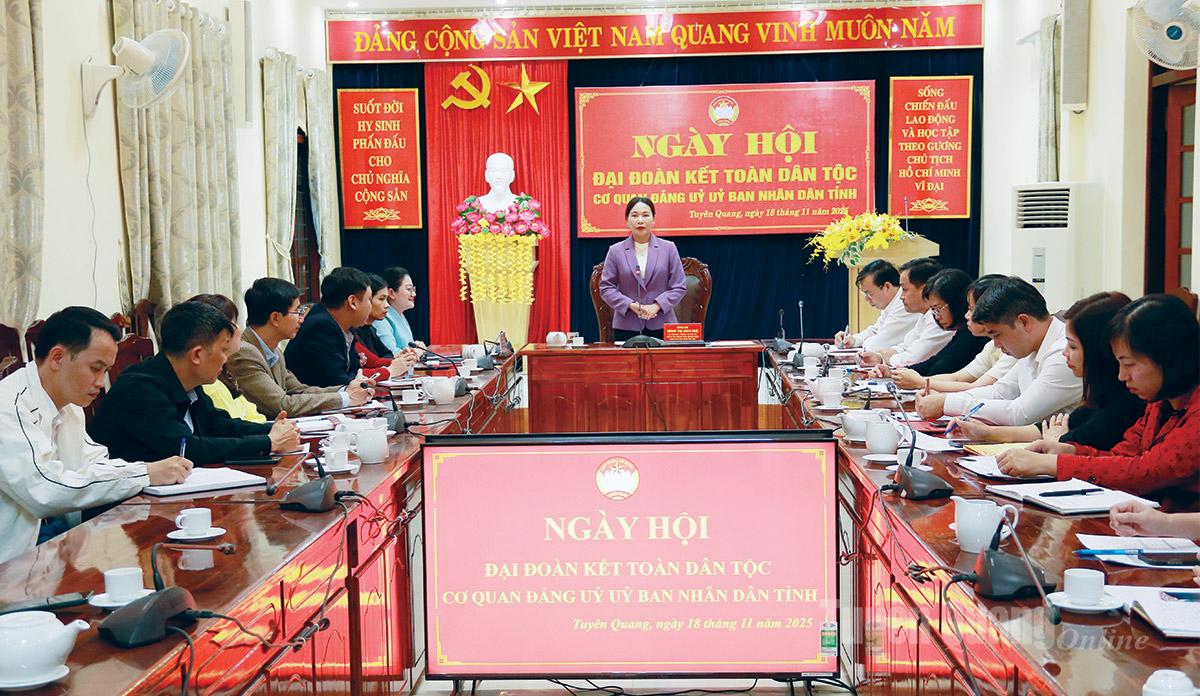 رفیق نونگ تی بیچ هوئه، عضو کمیته دائمی حزب در استان و معاون دبیر دائمی کمیته حزب در استان، در این جشنواره سخنرانی کرد.