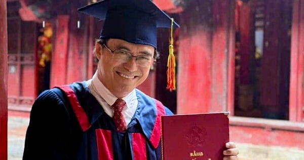 Đạo diễn Hữu Luân hạnh phúc đón nhận bằng Tiến sĩ quản lý văn hóa