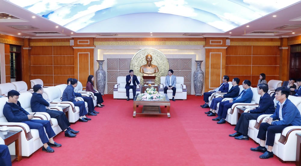 Escena de trabajo de la delegación con el Comité del Partido y el Comité Popular de las comunas de Tan Yen y Phuc Hoa.