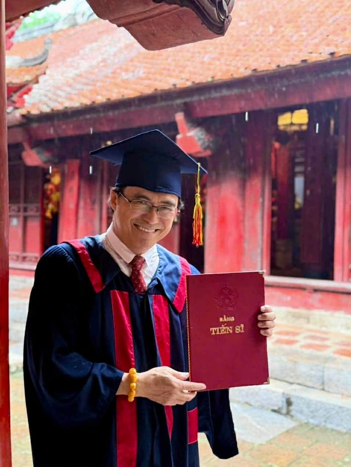 Đạo diễn Hữu Luân vỡ òa hạnh phúc đón nhận bằng Tiến sĩ quản lý văn hóa - Ảnh 1.