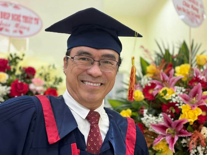 Đạo diễn Hữu Luân vỡ òa hạnh phúc đón nhận bằng Tiến sĩ quản lý văn hóa - Ảnh 3.