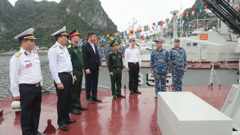 قائد السفينة 354، اللواء 170 يقدم الميزات التقنية والتكتيكية للسفينة للوفود.