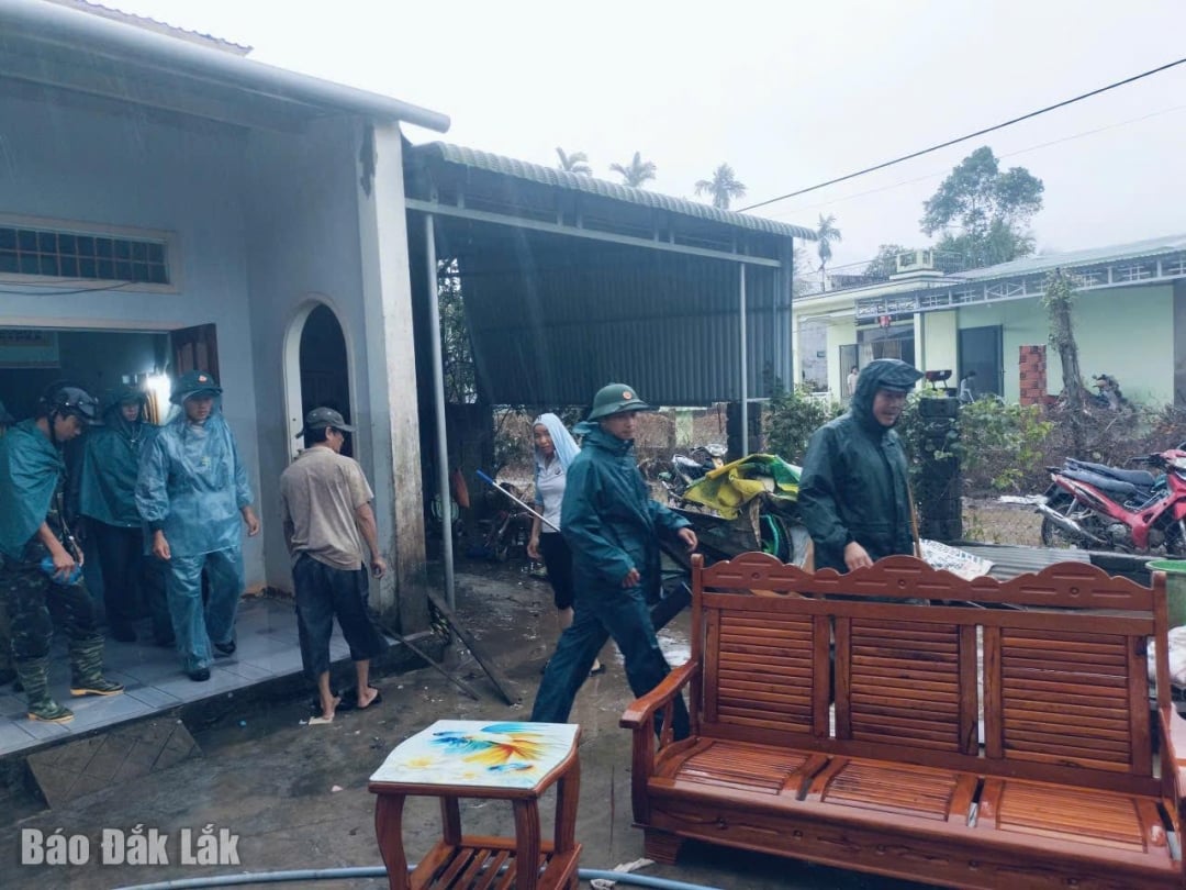 Důstojníci a vojáci všech sil pomáhají lidem přesunout jejich majetek do bezpečí.