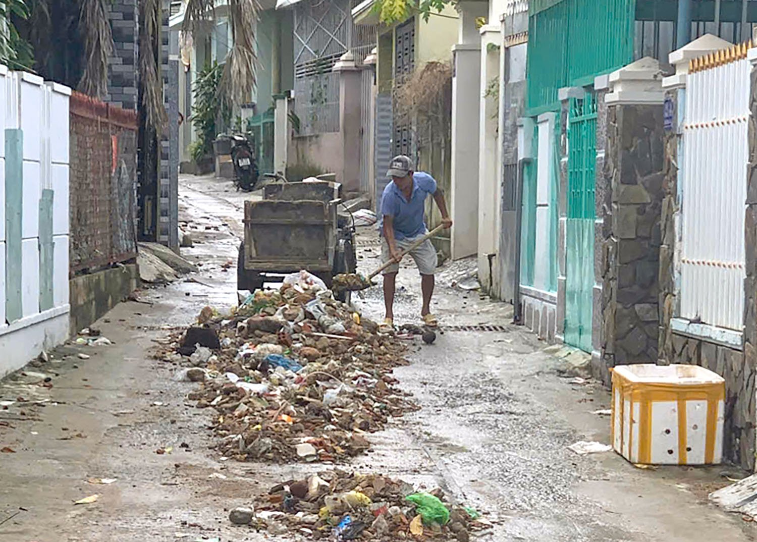 Tổ dân phố 2 Trường Sơn dọn đất đá trên núi tràn xuống đường khi mưa lớn. 