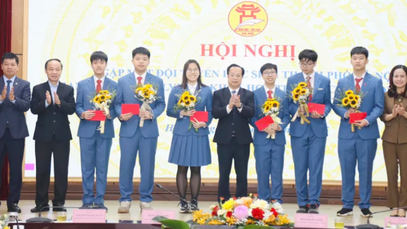 Phó Chủ tịch Thường trực Hội đồng nhân dân thành phố Hà Nội, nguyên Giám đốc Sở Giáo dục và Đào tạo Hà Nội Trần Thế Cương cùng lãnh đạo Sở Giáo dục và Đào tạo Hà Nội tặng hoa cho 6 học sinh đội tuyển IJSO 2025 (Ảnh: Sở GDĐT Hà Nội)