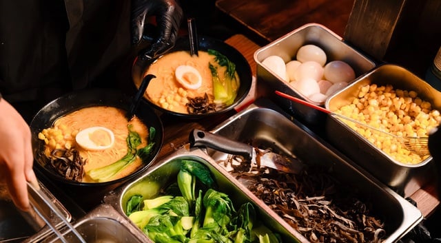 Mì ramen vỉa hè Hồ Tây: Đặc sản Nhật Bản hút khách giữa mùa đông Hà Nội - Ảnh 4.