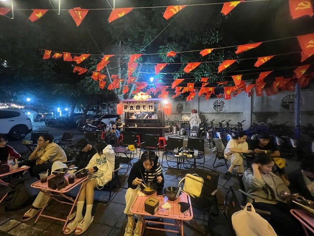 Mì ramen vỉa hè Hồ Tây: Đặc sản Nhật Bản hút khách giữa mùa đông Hà Nội - Ảnh 5.