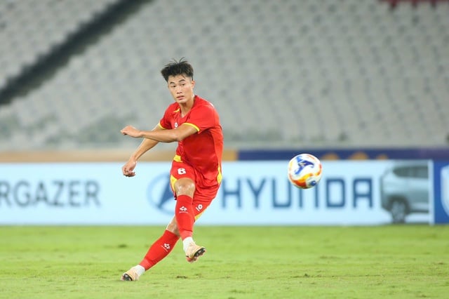 Văn Trường bị chấn thương nặng, nguy cơ lỡ SEA Games 33 lẫn U.23 châu Á: Thành Trung lên thay?- Ảnh 1.