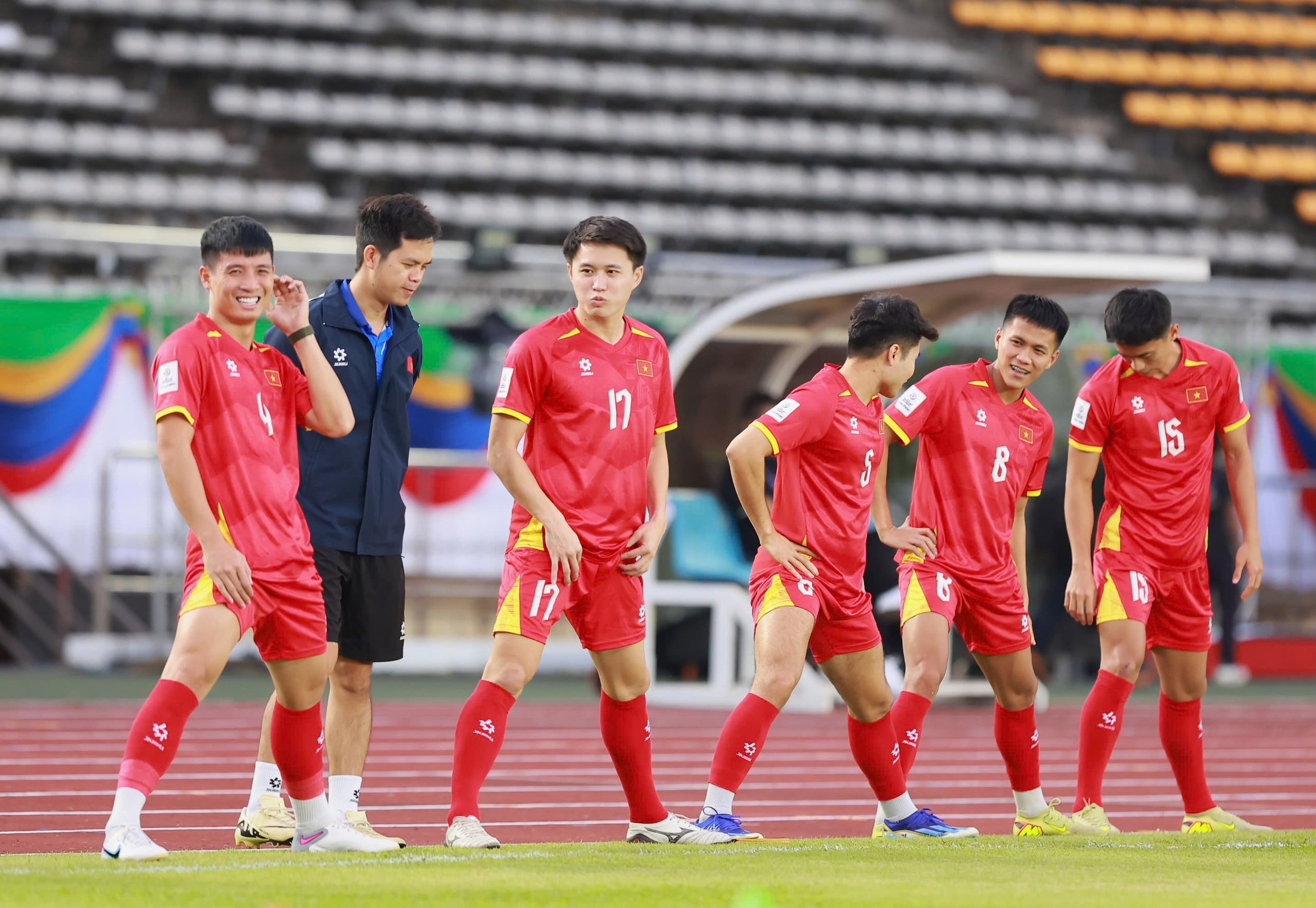 Xuân Son rạng rỡ làm quen sân khách, sẵn sàng cùng đội tuyển Việt Nam xé lưới Lào- Ảnh 1.