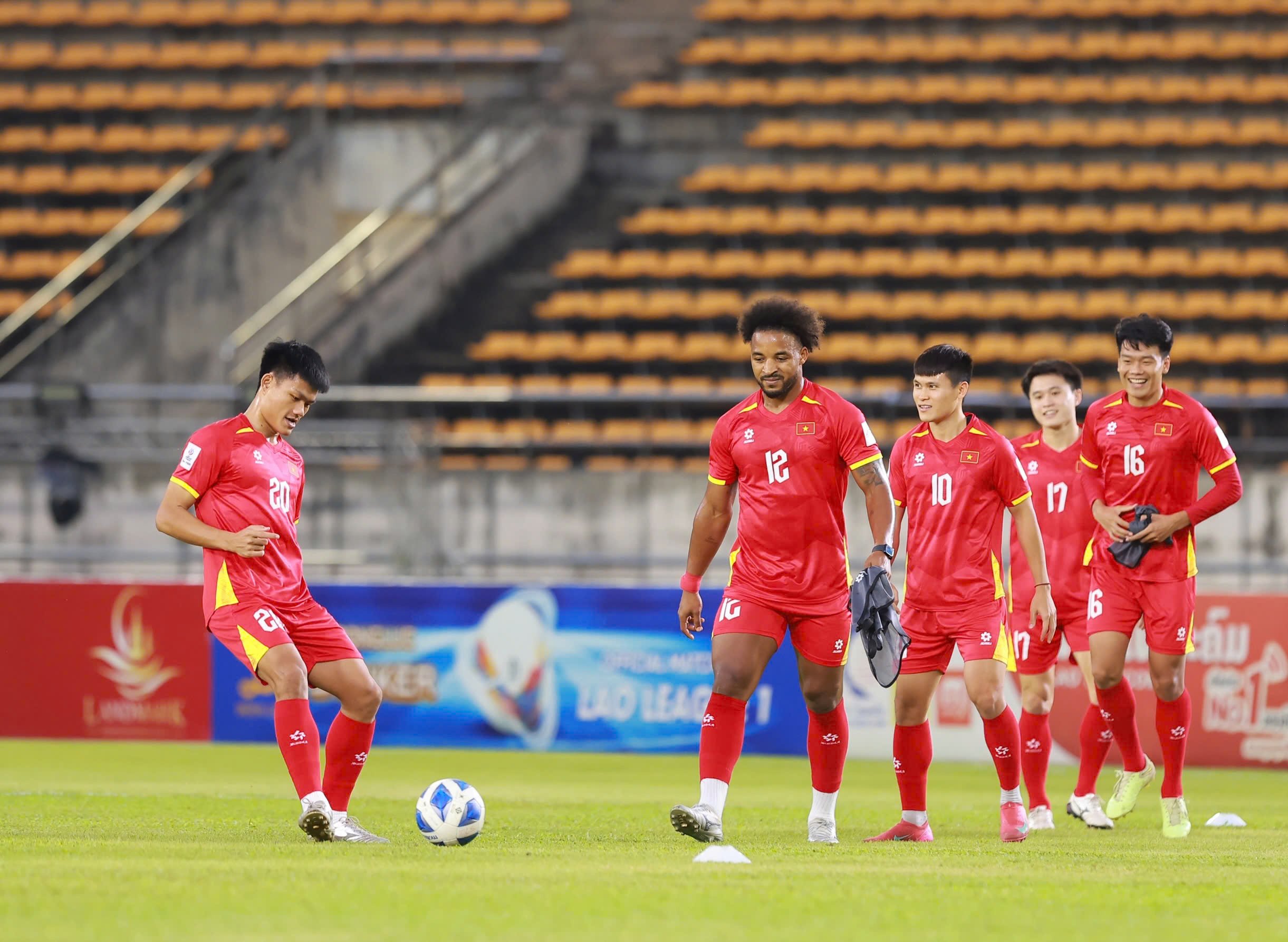 Xuân Son rạng rỡ làm quen sân khách, sẵn sàng cùng đội tuyển Việt Nam xé lưới Lào- Ảnh 11.