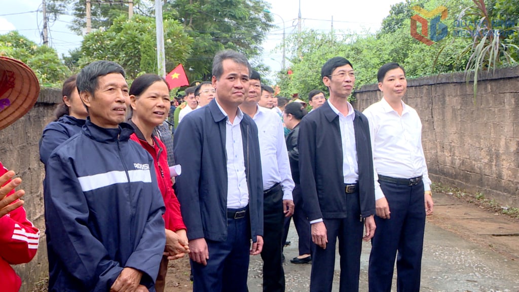 ການນຳເຂດບິ່ງເກີໄດ້ເປັນສັກຂີພິຍານພິທີໄດ້ຮື້ຖອນຮົ້ວຂອງຄອບຄົວທ່ານ ບຸ່ຍກວາງແທງ, ເຂດລຸ່ມ 2 ໃນເນື້ອທີ່ 70 ຕາແມັດ, ເພື່ອຍົກລະດັບເສັ້ນທາງຄົມມະນາຄົມຢູ່ເຂດຊົນນະບົດ.