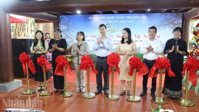 Các đại biểu cắt băng khai mạc trưng bày.