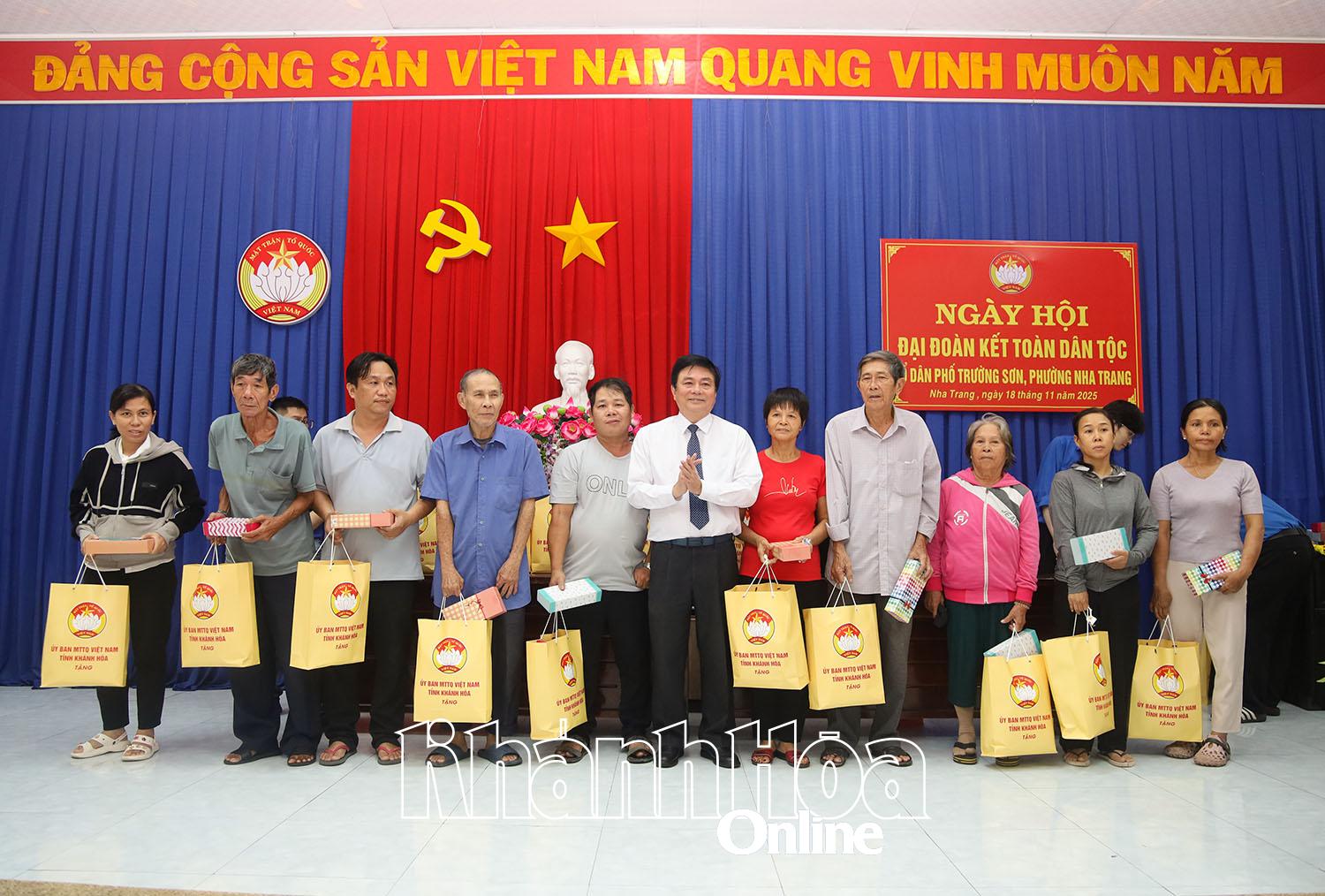 អនុប្រធានក្រុមប្រឹក្សាប្រជាជនខេត្ត Lu Thanh Hai ជូនអំណោយដល់គ្រួសារ។