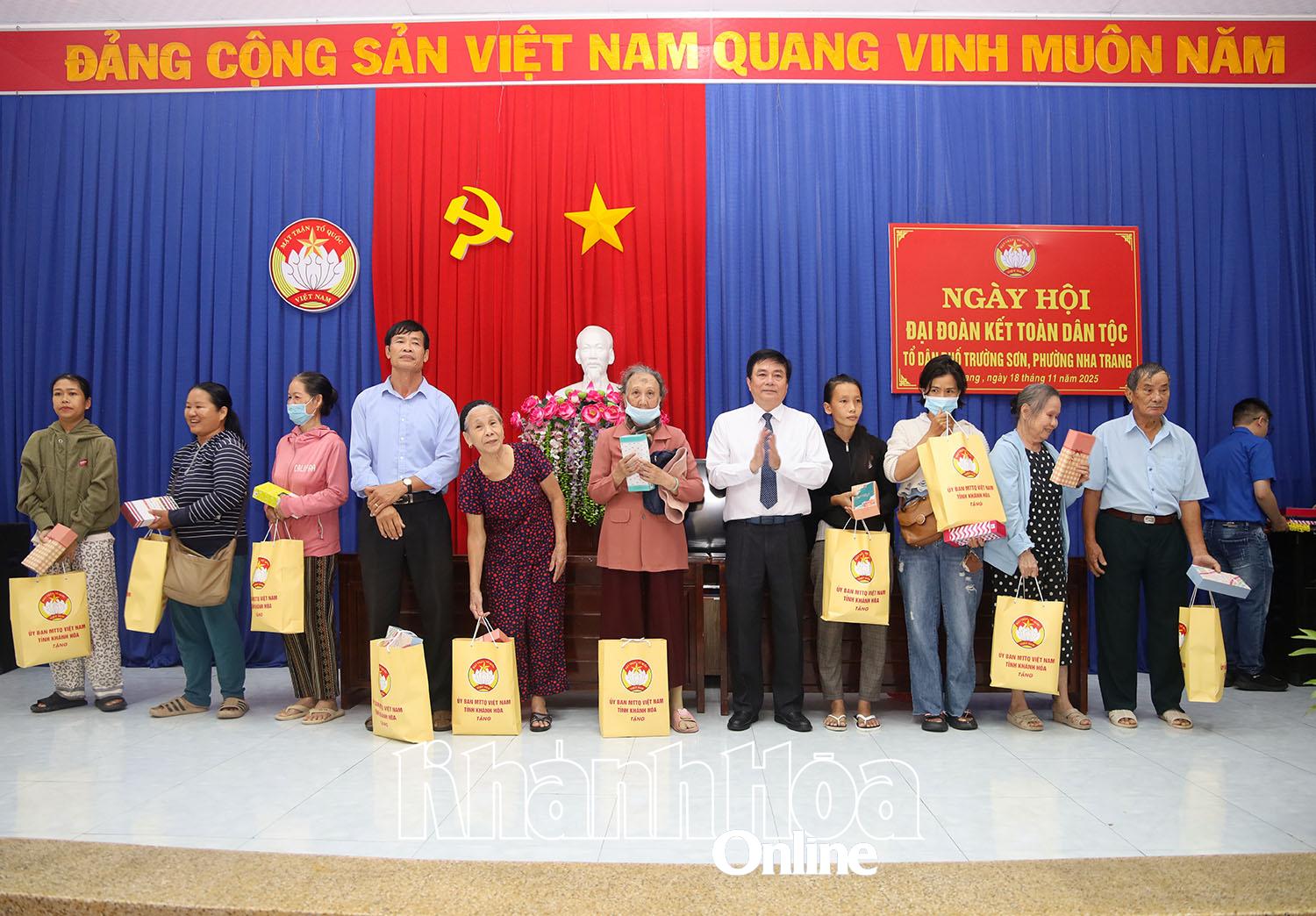 អនុប្រធានក្រុមប្រឹក្សាប្រជាជនខេត្ត Lu Thanh Hai ជូនអំណោយដល់គ្រួសារ និងបុគ្គល។