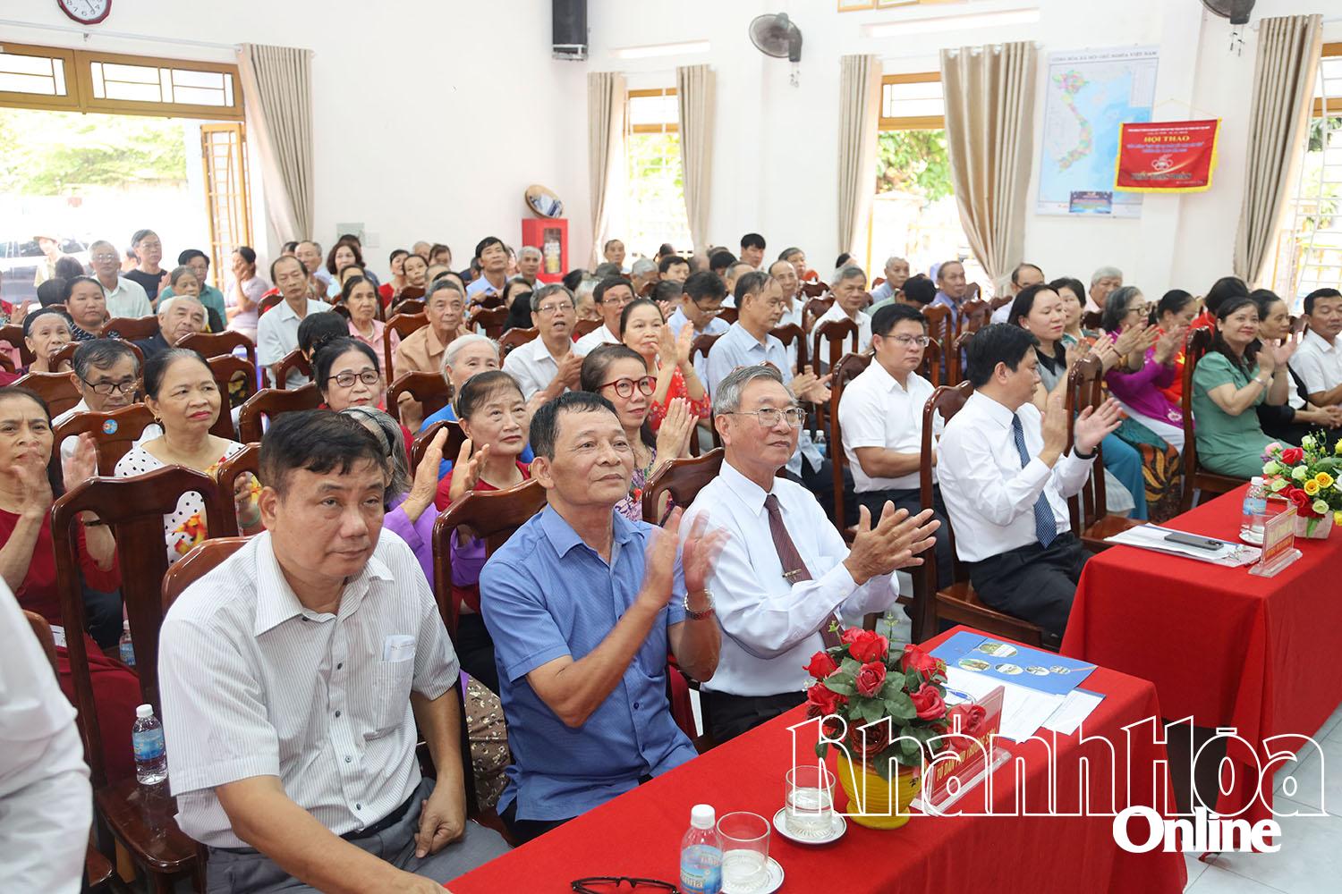 អ្នកស្រុកជាច្រើនបានចូលរួមពិធីបុណ្យនេះ។