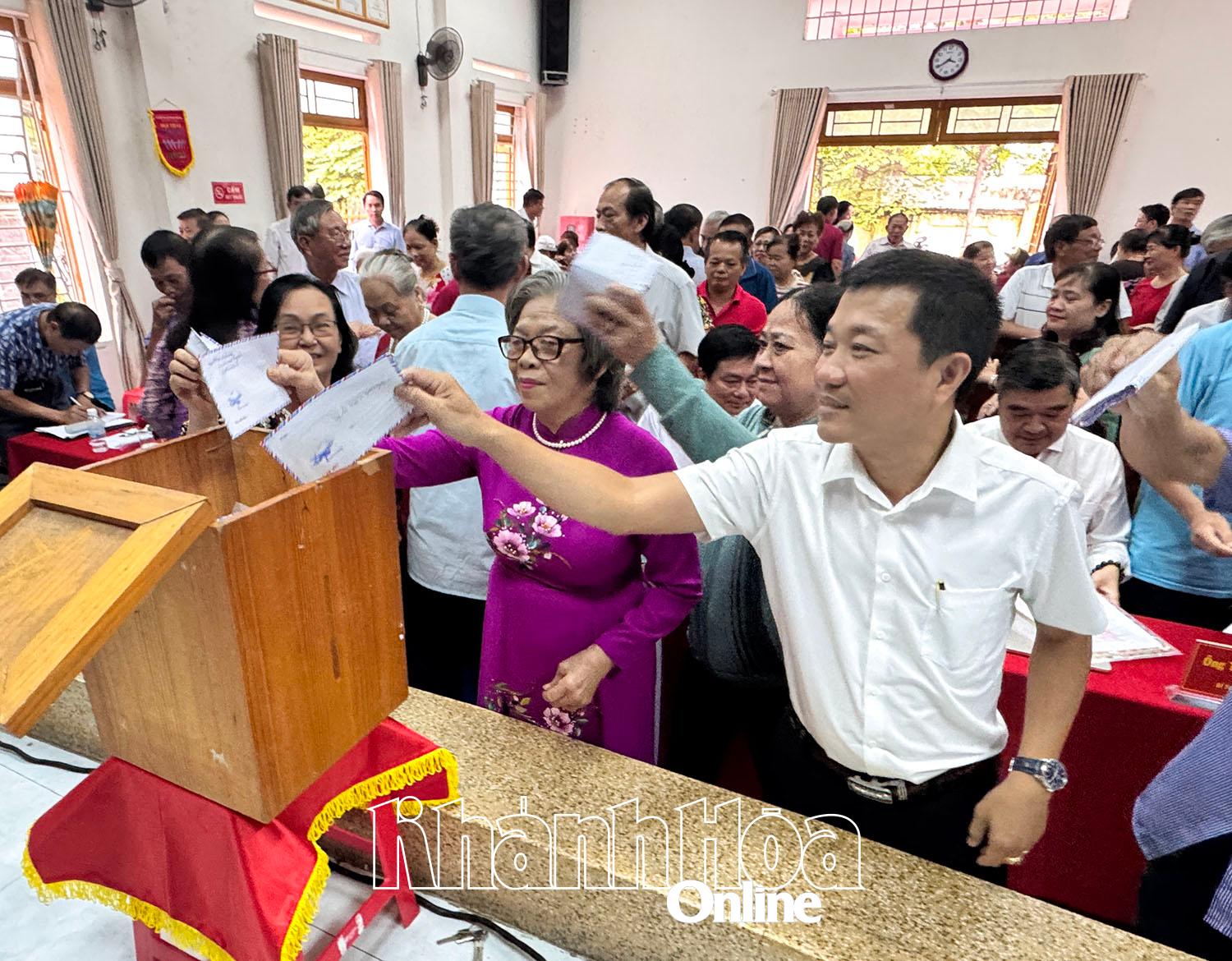 ប្រជាជន​ចូល​រួម​ចំណែក​ជួយ​ដល់​មូលនិធិ​សម្រាប់​ជន​ក្រីក្រ​វួដ។