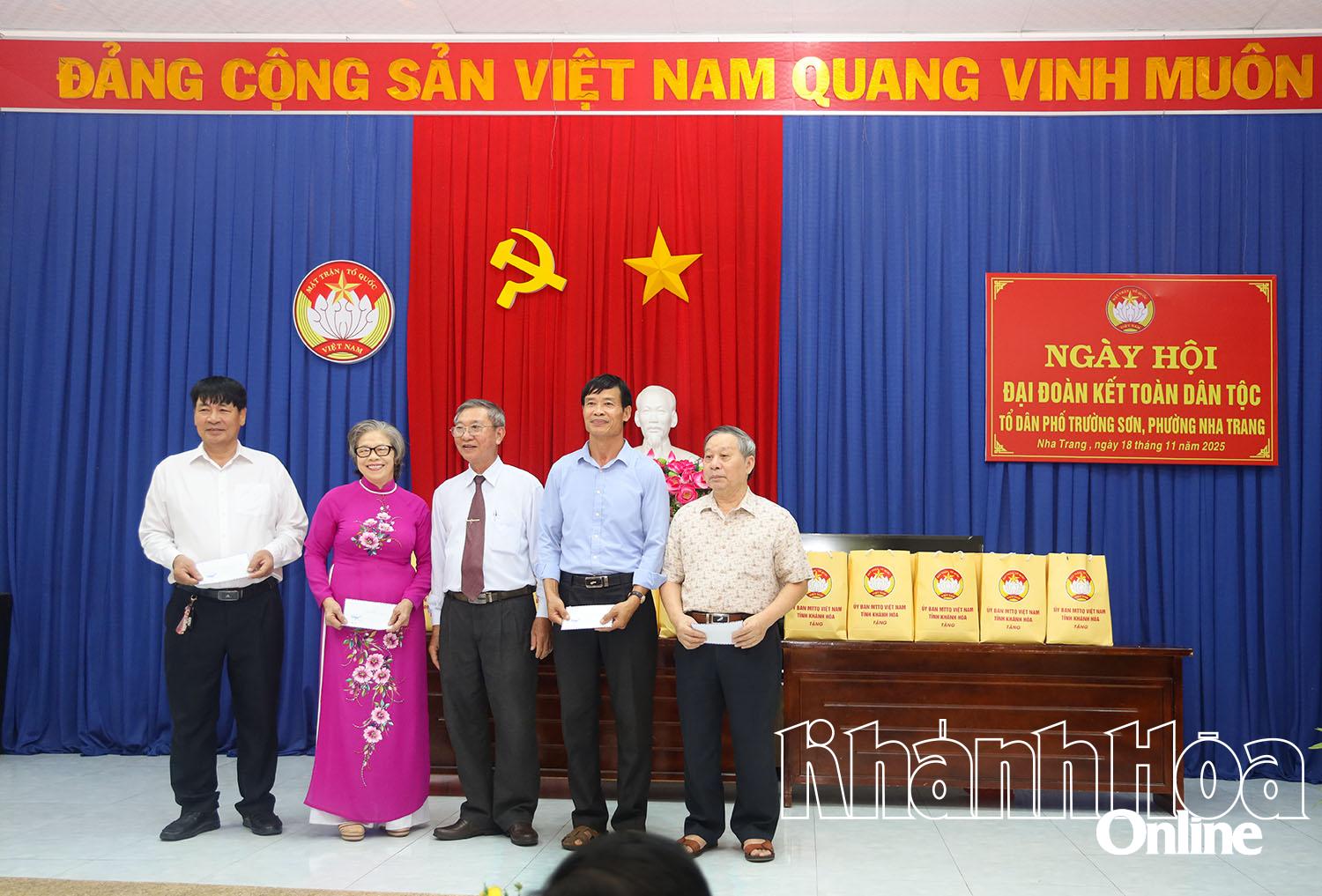 គ្រួសារគំរូត្រូវបានផ្តល់អំណោយ និងទទួលស្គាល់។