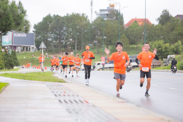 5.000 VĐV vượt mưa lạnh chinh phục giải marathon Liên Minh Group mở rộng 2025- Ảnh 1.