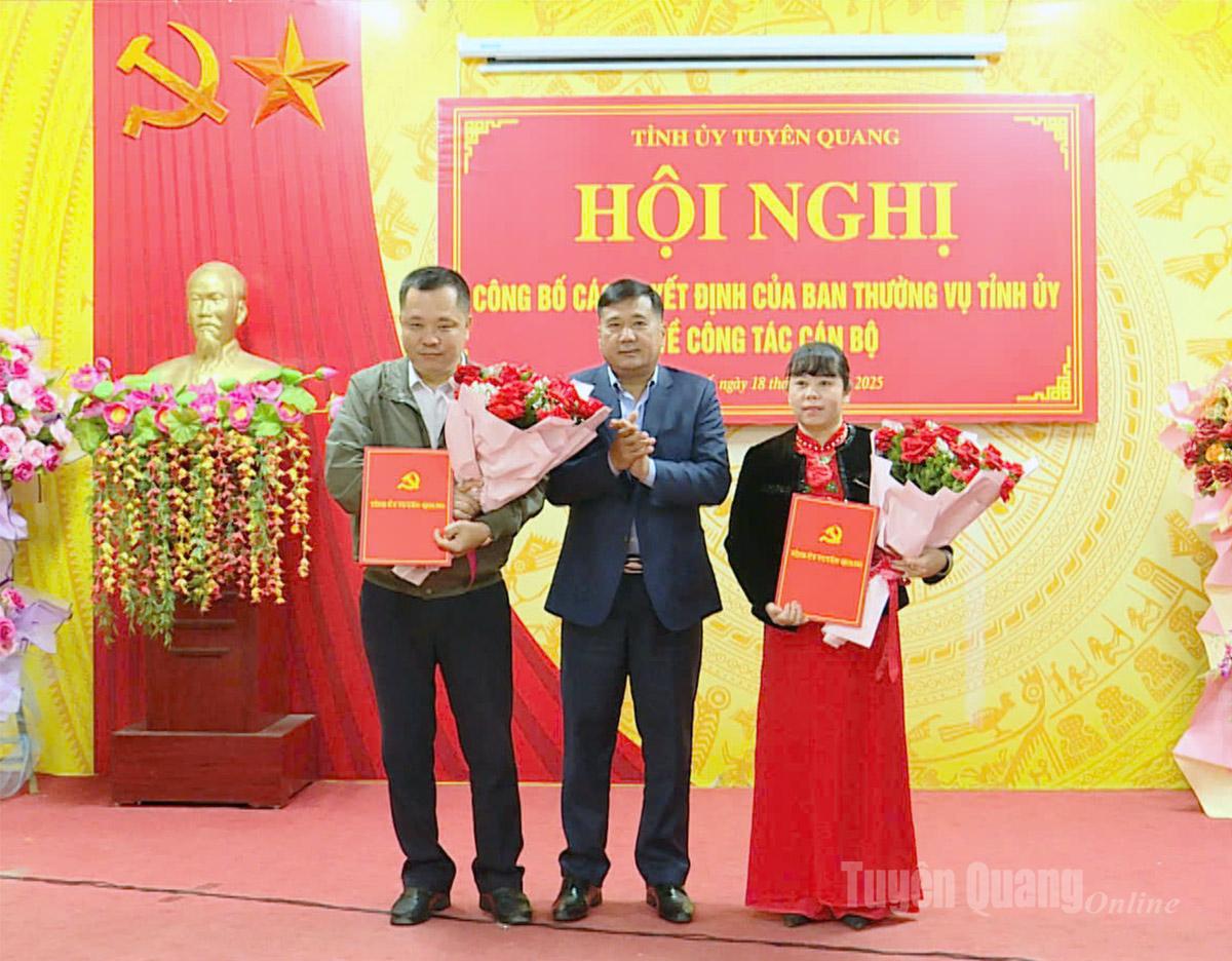 អនុប្រធានអចិន្ត្រៃយ៍ក្រុមប្រឹក្សាប្រជាជនខេត្ត លោក Hau Minh Loi បានធ្វើសេចក្តីសម្រេច និងផ្កាជូនចំពោះសមមិត្ត Chang Thi My និងសមមិត្ត Cu Minh Long។