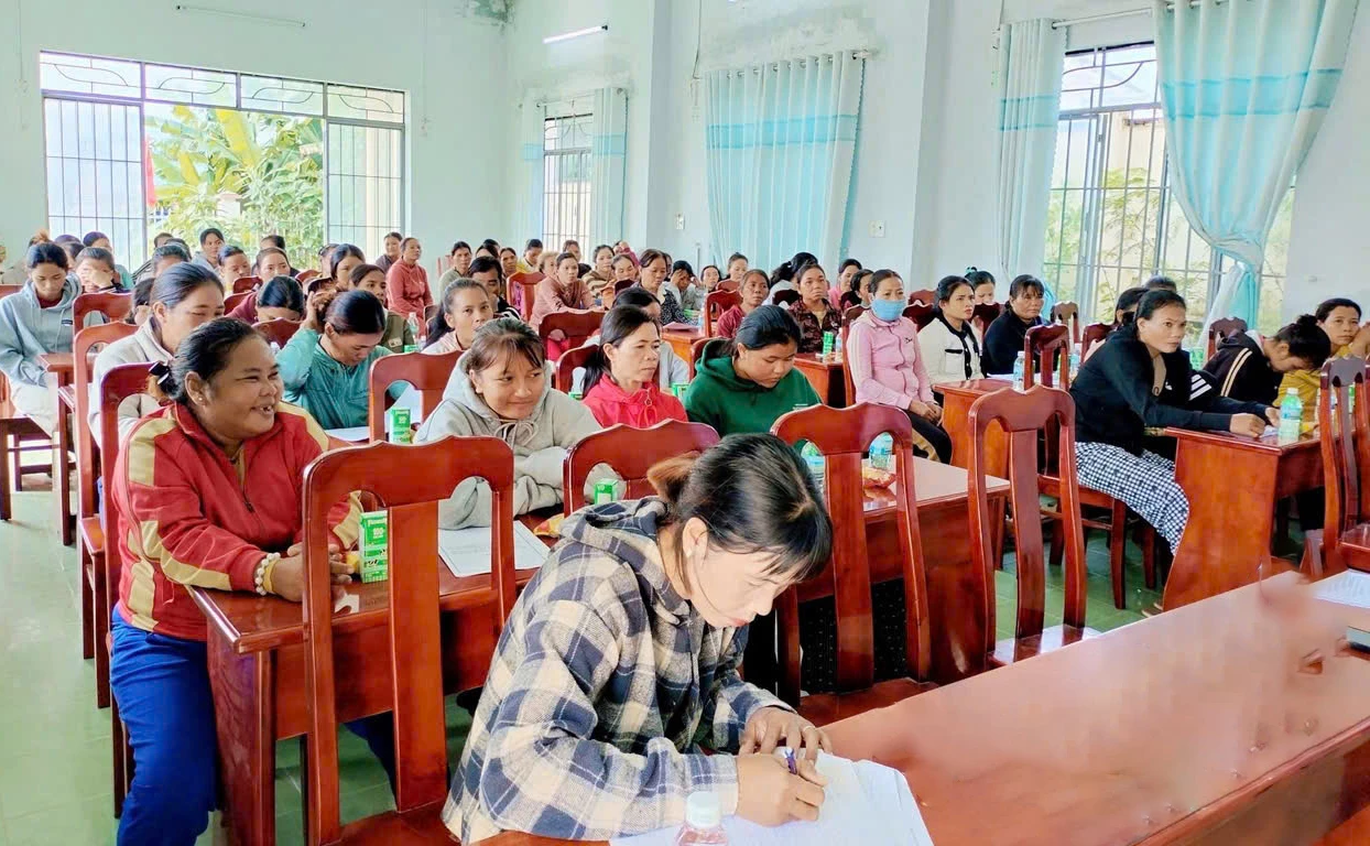 សមាជិក និងស្ត្រីចូលរួមក្នុងវគ្គបណ្តុះបណ្តាល។