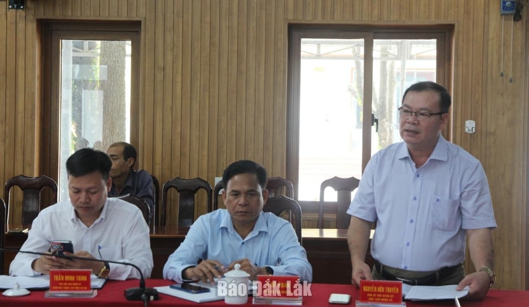 ইয়া ওয়ের কমিউনের পিপলস কমিটির প্রতিনিধিরা পর্যবেক্ষণ অধিবেশনে মতামত প্রদান করেন।