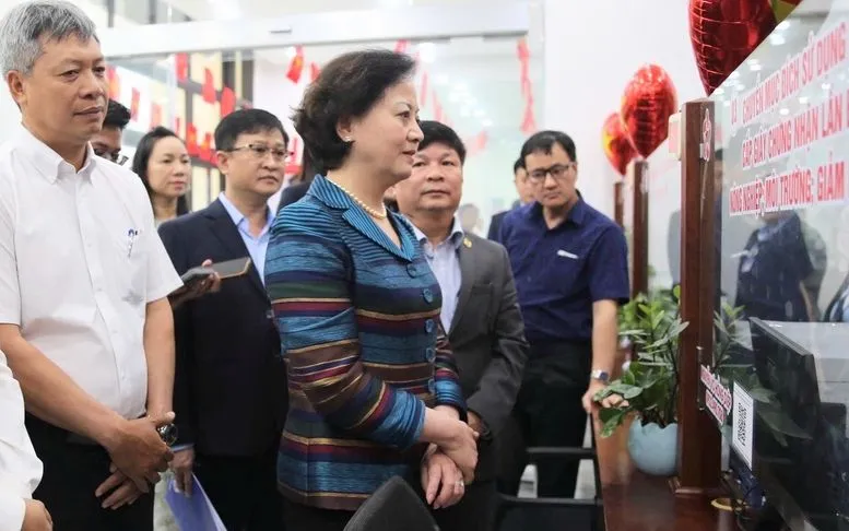 Phó Thủ tướng Phạm Thị Thanh Trà kiểm tra hoạt động Trung tâm phục vụ hành chính công phường Hải Châu, Đà Nẵng - Ảnh: VGP