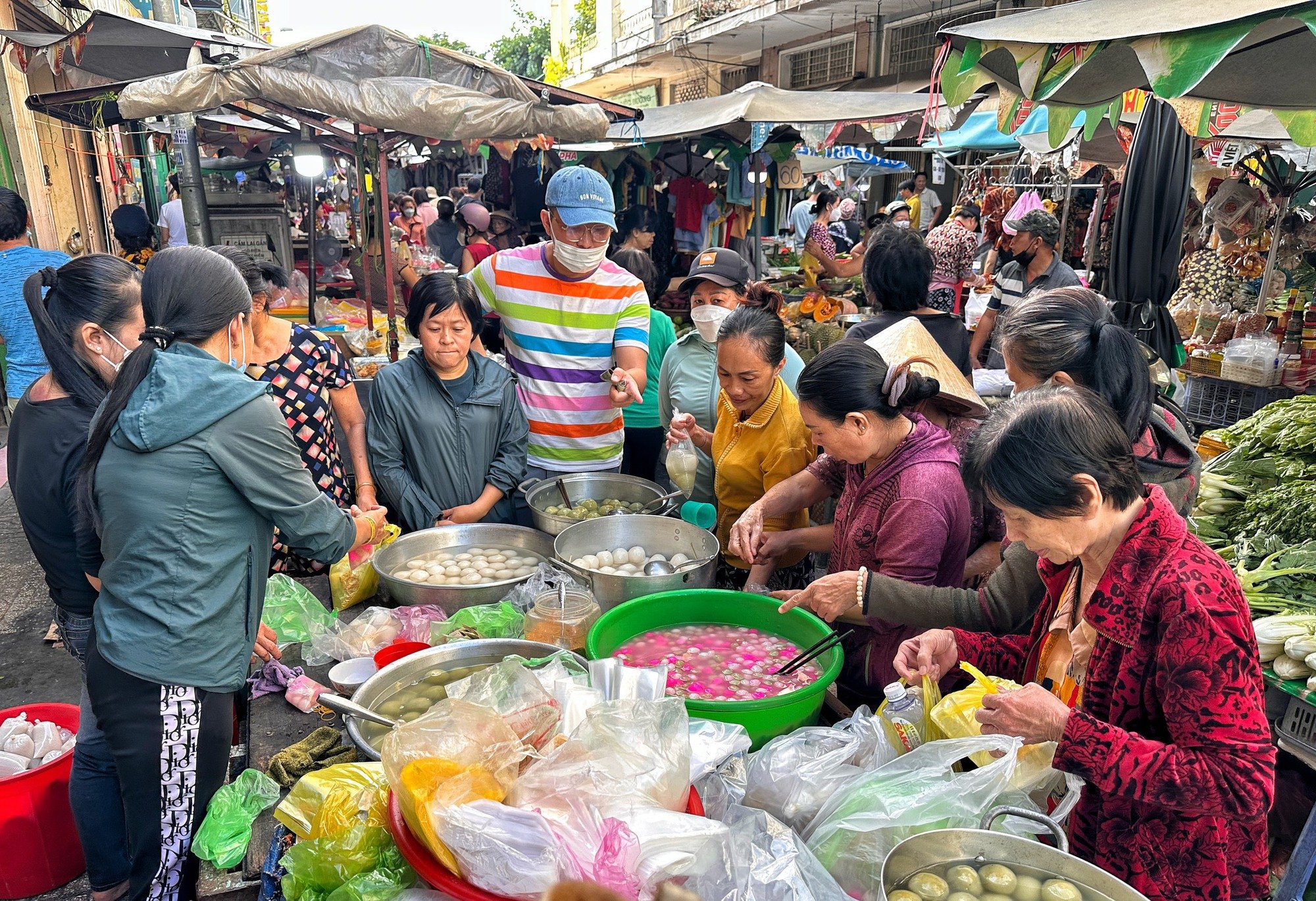 Vì sao sáng nay ùn ùn người chen nhau mua chè trôi nước ở khu Chợ Lớn?- Ảnh 1.