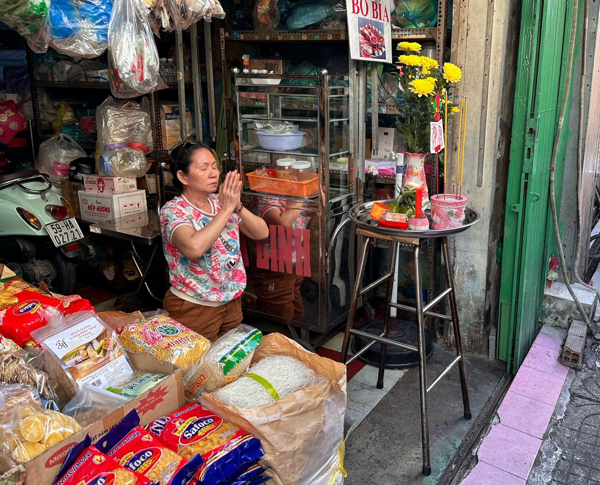 Vì sao sáng nay ùn ùn người chen nhau mua chè trôi nước ở khu Chợ Lớn?- Ảnh 2.